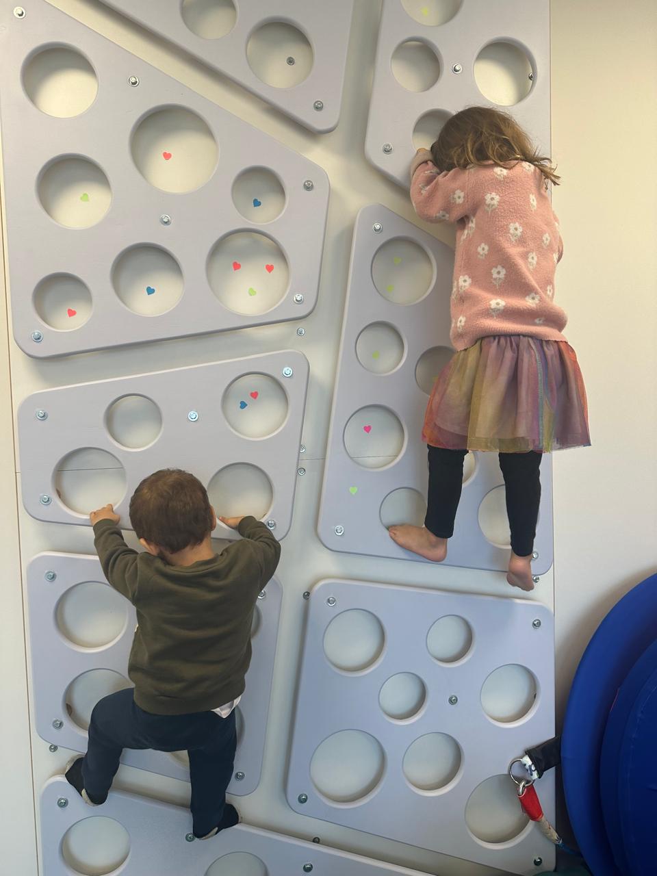 Parede de escalada para neuroreabilitação infantil